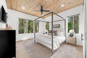3 bedrooms, iron/ironing board, free WiFi, bed sheets - *NEW* Agape Retreat! Pickleball/Basketball Court! Sleeps 12! (Broken Bow)