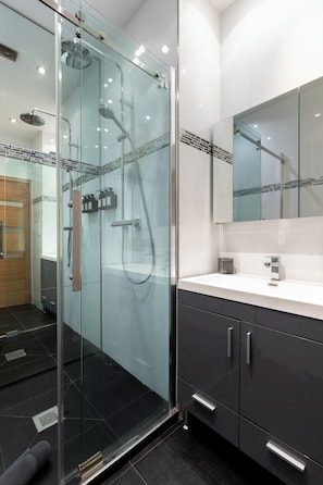 Hair dryer, towels, soap, shampoo - Le Miramar Sea View (Cannes)