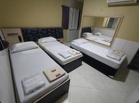 Quarto triplo | Escrivaninha, Wi-Fi de cortesia