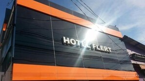 A hotel facade with the name "HOTEL FLERT" prominently displayed. - Hotel Flert Santana (Sao Paulo)