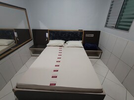 Desk, free WiFi