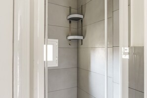 Shower, bidet - Elegant Apartment in the Heart of Florence (Firenze)