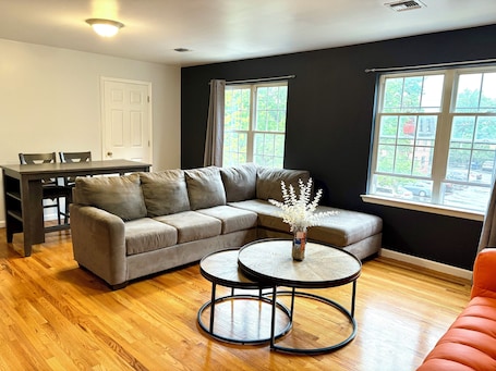 TV. Cozy 2-bedroom apartment with WiFi, AC, large outdoor balcony