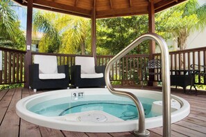 Bain à remous extérieur
