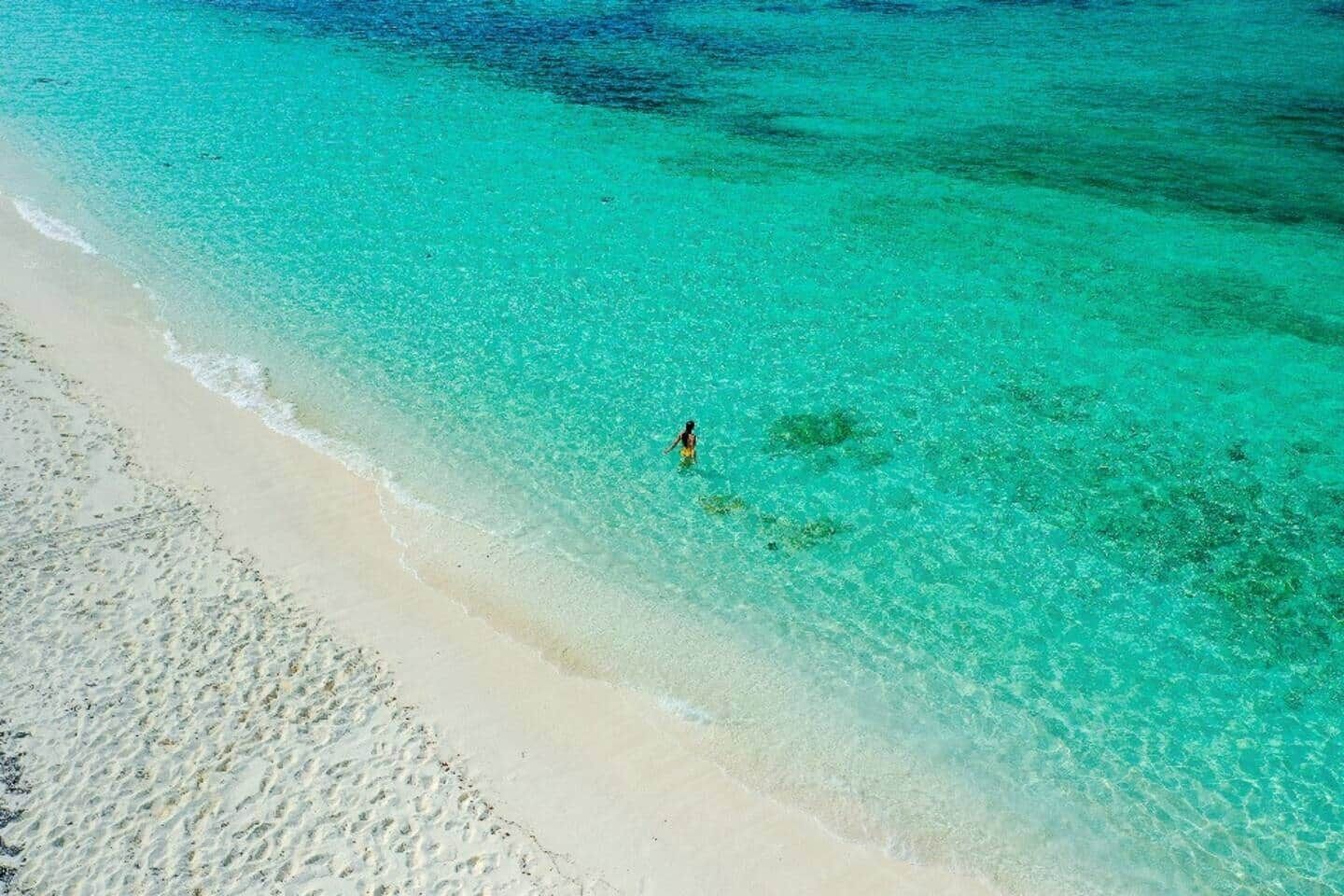 Ligstoelen aan het strand, strandlakens