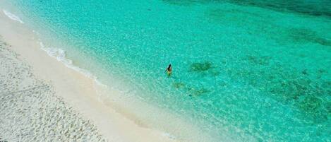 Ligstoelen aan het strand, strandlakens
