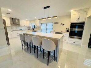 Microondas, horno, parrilla de estufa y lavavajillas 