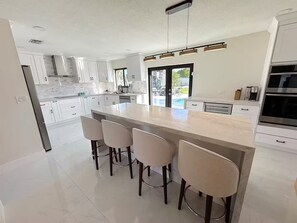 Microwave, oven, stovetop, dishwasher - The Palms - Lux Home in Miami w Pool & Huge Patio (Miami)