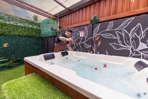 Private spa tub - Hormiga's Houses La Fortuna (La Fortuna)