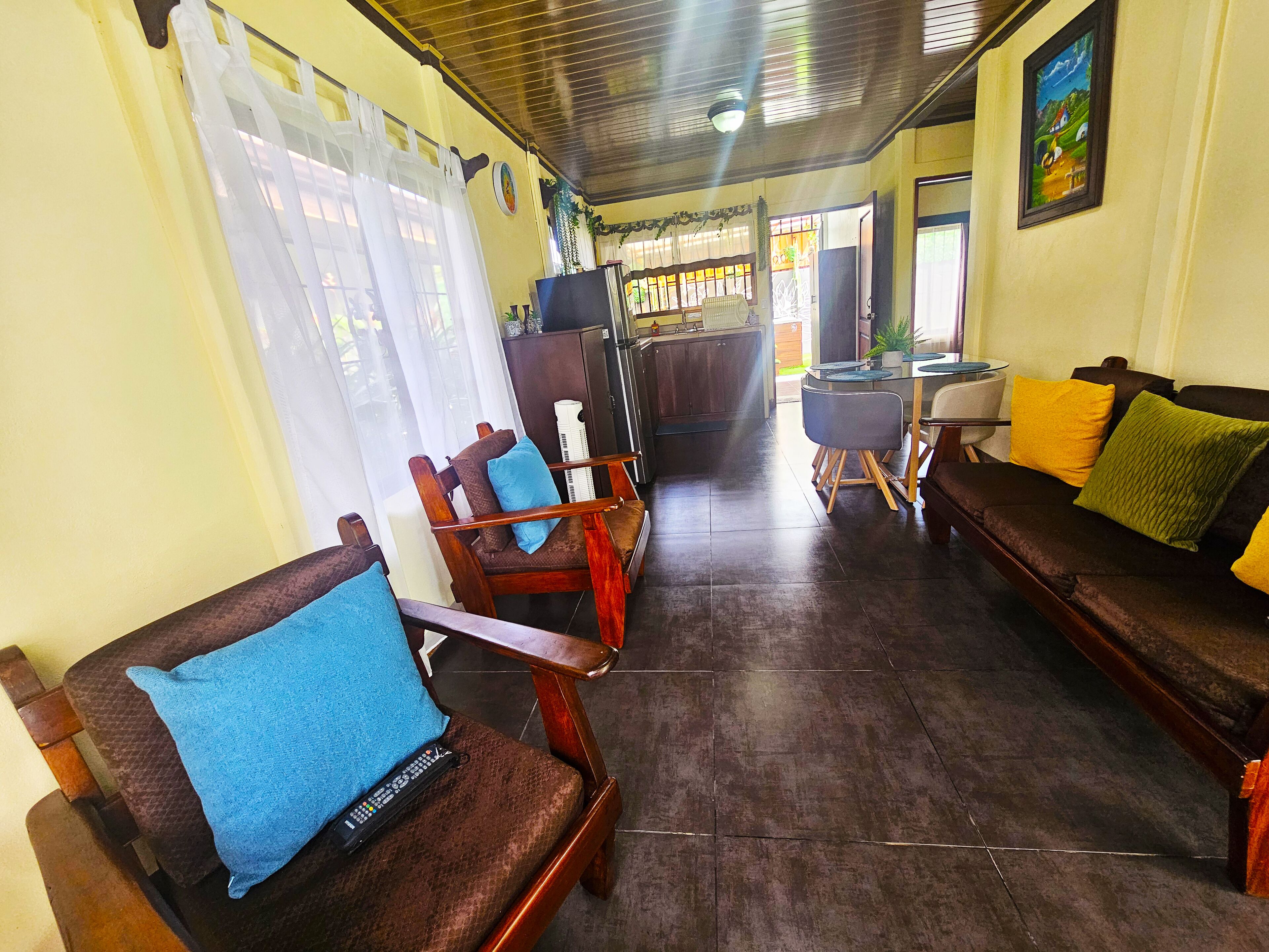 Departamento superior, 2 habitaciones | Área de sala de estar | Televisión LED de 32 pulgadas con canales por cable 