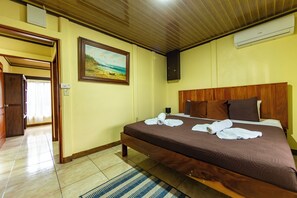 Appartement supérieur, 2 chambres | Fer et planche à repasser, accès au Wi-Fi (inclus), literie fournie