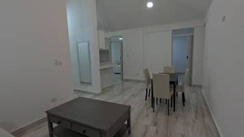 Kamar, 2 kamar tidur, Boleh Merokok, pemandangan kota | Ruang makan