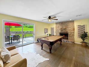 TV connectée, cheminée, baby-foot, table de tennis de table