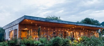 ❄️ Deer Pond Lodge - Spacious 4BR Home w/ Hot Tub • 6 Miles to Mountain Creek