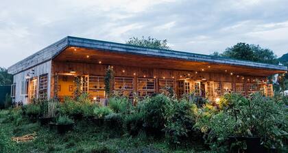 ❄️ Deer Pond Lodge - Spacious 4BR Home w/ Hot Tub • 6 Miles to Mountain Creek