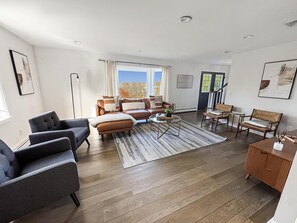 TV connectée, cheminée, baby-foot, table de tennis de table