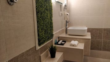 Een haardroger, badjassen, pantoffels, handdoeken