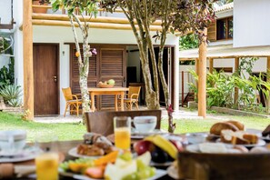 Outdoor dining - Morena Casa & Hotel (Porto Seguro)