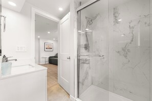 Dusche, Haartrockner, Handtücher, Seife
