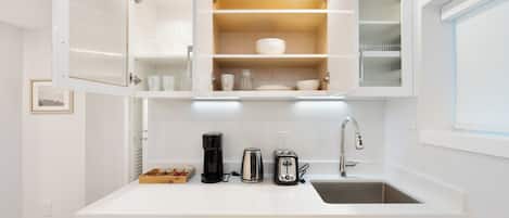 Refrigerador, microondas, cafetera y tetera y tostadora