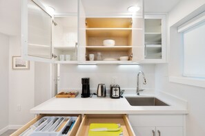 Kühlschrank, Mikrowelle, Wasserkocher mit Kaffee-/Teezubehör, Toaster