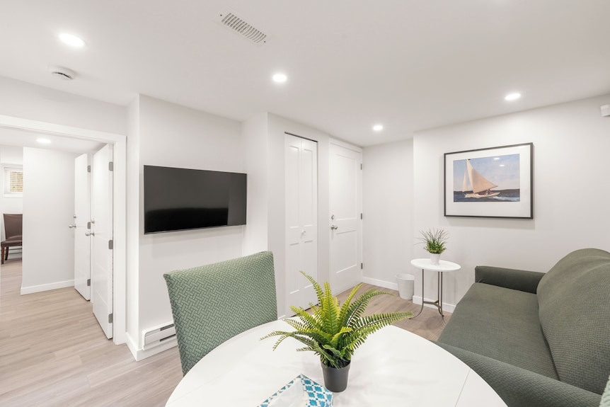 Private Newly Renovated 1 Bed 2 Baths Suite In Central Location - Vancouver