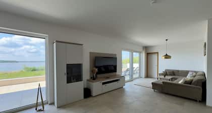 Luxurious Villa Möwengeflüster - 220sqm apartment for max. 8 guests + sauna by the lake