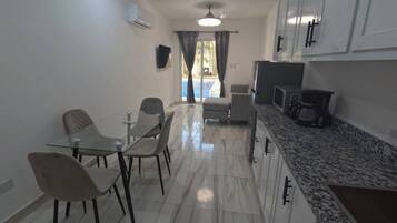 Room, 1 Bedroom, Accessible, Smoking | Dining room