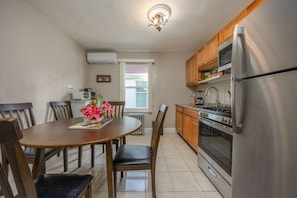 Réfrigérateur, micro-ondes, plaque de cuisson, cafetière/bouilloire