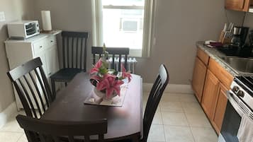 Kylskåp, mikrovågsugn, spishäll och kaffe- och tebryggare