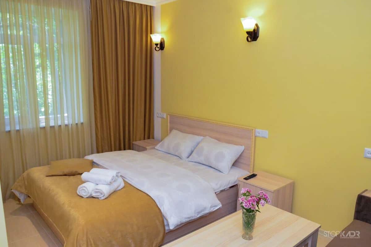 Habitación de lujo | Ropa de cama de alta calidad, edredón y escritorio