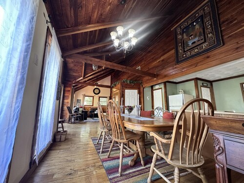 Red River Gorge Cabin for 2-6 adults with hot tub and Wi-Fi