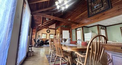 Red River Gorge Cabin for 2-6 adults with hot tub and Wi-Fi