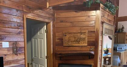 Red River Gorge Cabin for 2-6 adults with hot tub