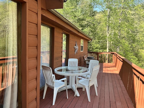 Red River Gorge Cabin for 2-6 adults with hot tub and Wi-Fi