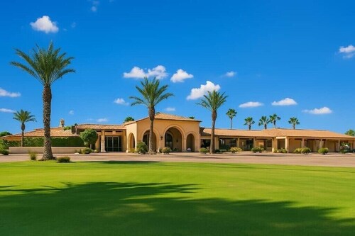 Escape to Paradise 3 bed-3 bath- Private Pool and Hot Tub Cooling Misting System