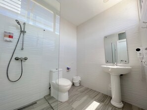 Studio, City View | Bathroom | Hair dryer, towels, soap, shampoo