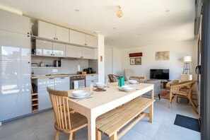 Kühlschrank, Mikrowelle, Ofen, Geschirrspüler
