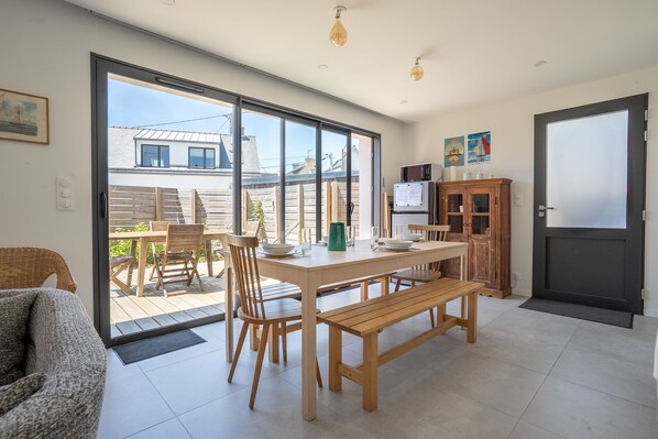 Dining - Le 50 Bis - 200 m du rivage (rade), 5 minutes plage de baignade (Locmiquélic)