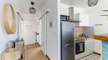 Réfrigérateur, micro-ondes, four, cafetiÚre/bouilloire