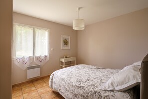 3 bedrooms, iron/ironing board, bed sheets