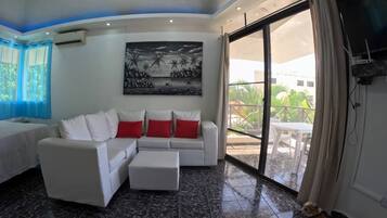 Room, 1 Bedroom, Accessible, Smoking | Living room