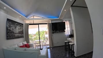 Room, 1 Bedroom, Accessible, Smoking | Living room