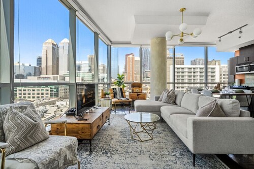 Emerald | Skyline View | UG Park | Pets | King Bed