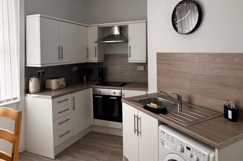 House - Sleeps 6 - Pet Friendly - Garden - Parking