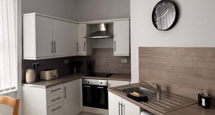 House - Sleeps 6 - Pet Friendly - Garden - Parking