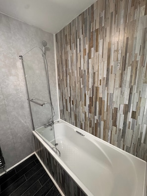 Combined shower/tub, deep soaking tub, hair dryer, towels