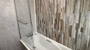 Kombinert dusj/badekar, dype avslapningsbadekar, hårføner og håndklær