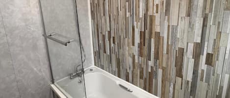 Duschwanne, Komfortbadewanne, Haartrockner, Handtücher