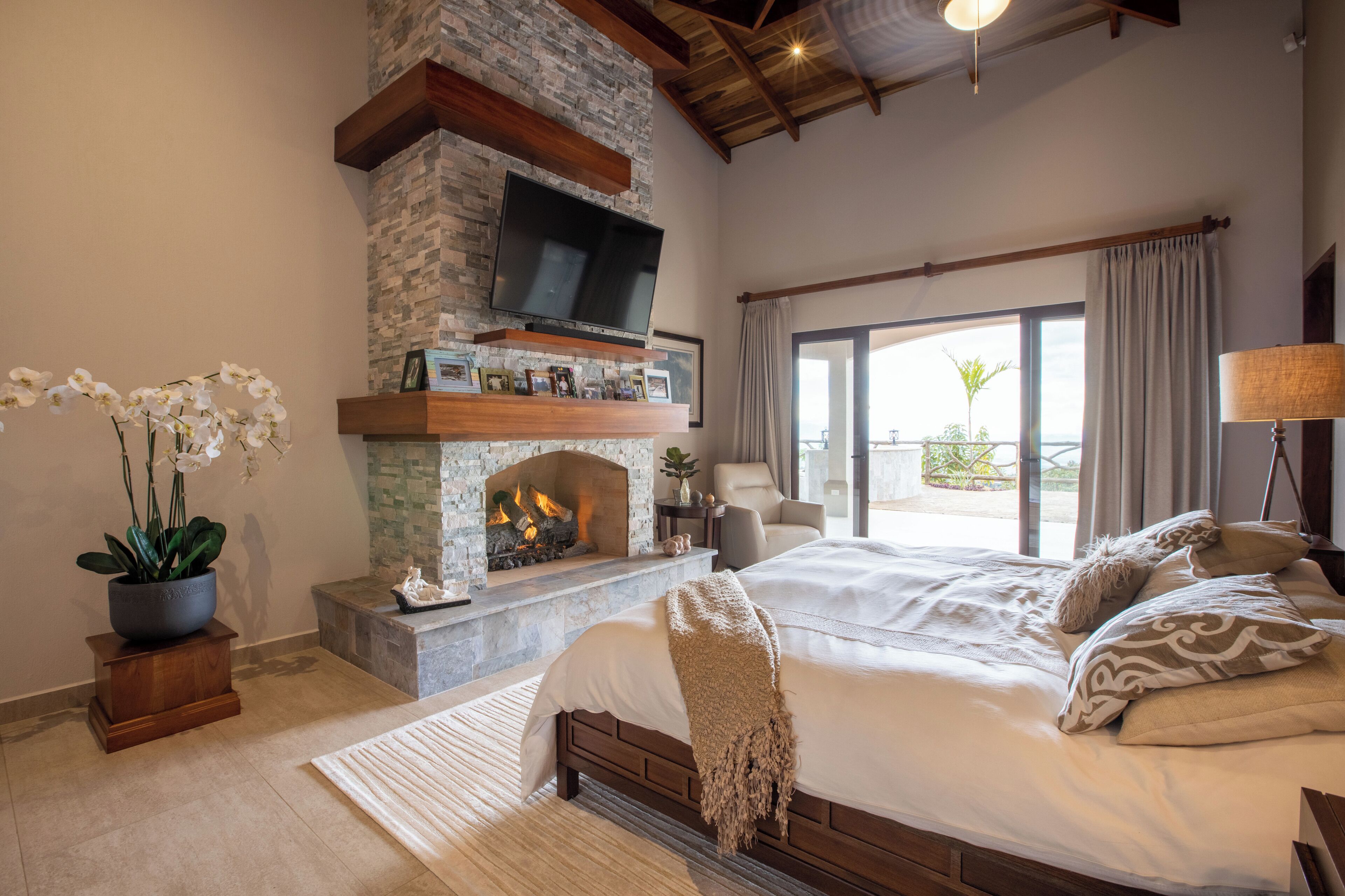 3 habitaciones y tabla de planchar con plancha 